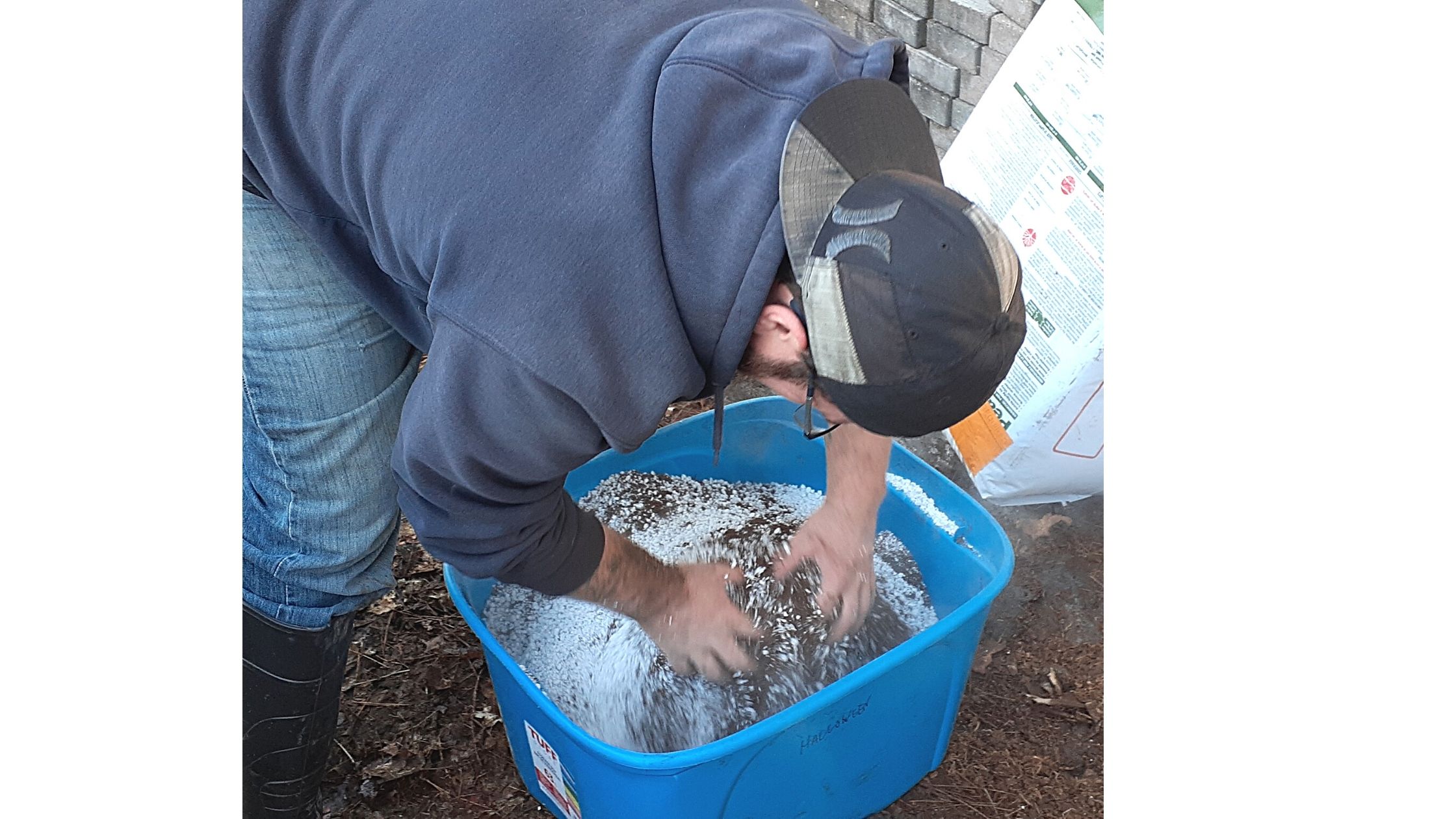 perlite and fertilizer mixing